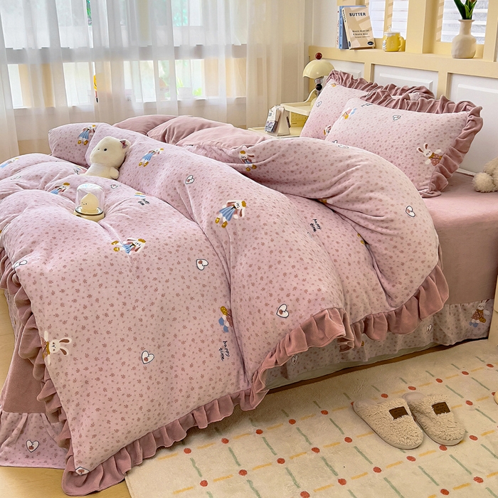 91家纺网 家纺一手货源 找家纺 找底底家纺 2025新款韩版加厚8斤牛奶绒花边四件套（日发50套优惠10元一套） 花兔絮语