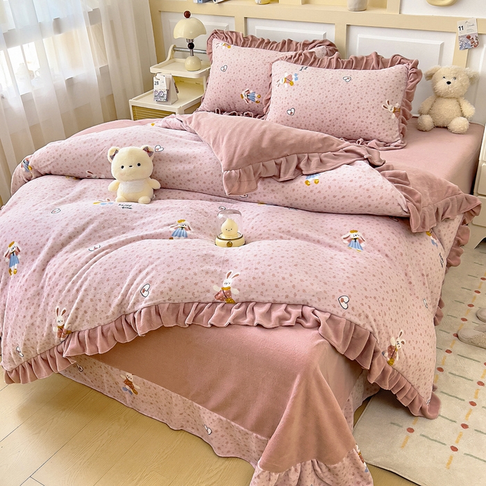 91家纺网 家纺一手货源 找家纺 找底底家纺 2025新款韩版加厚8斤牛奶绒花边四件套（日发50套优惠10元一套） 花兔絮语