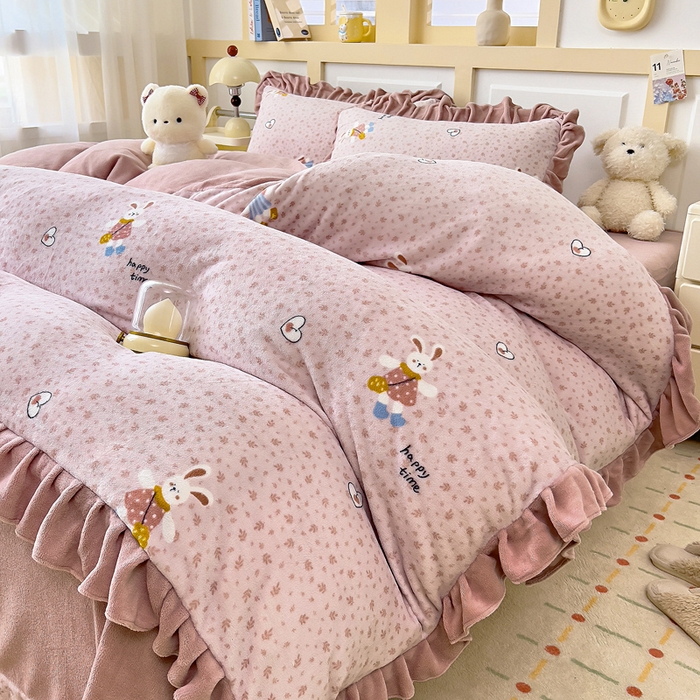 91家纺网 家纺一手货源 找家纺 找底底家纺 2025新款韩版加厚8斤牛奶绒花边四件套（日发50套优惠10元一套） 花兔絮语