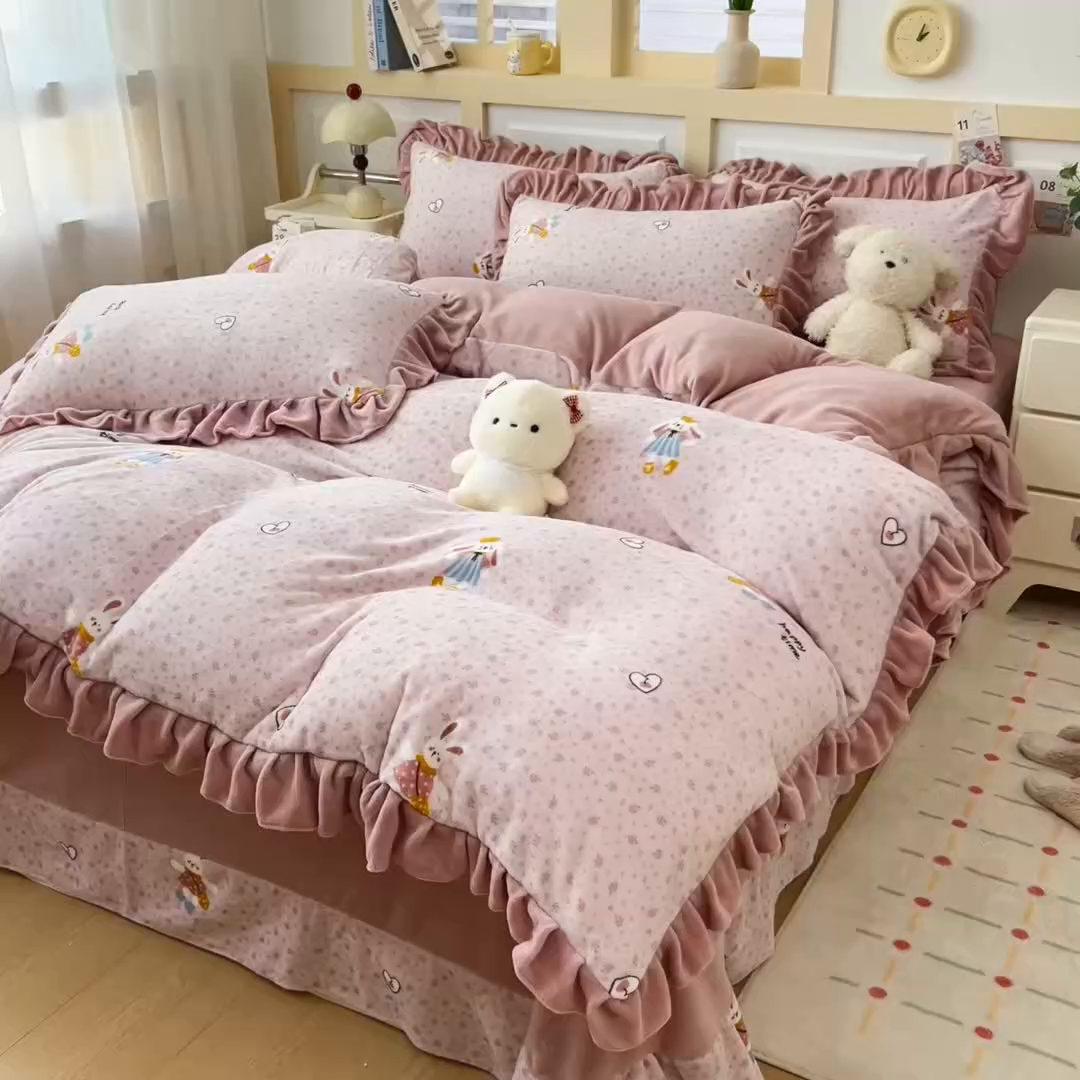91家纺网 家纺一手货源 找家纺 找底底家纺 2025新款韩版加厚8斤牛奶绒花边四件套（日发50套优惠10元一套） 花兔絮语