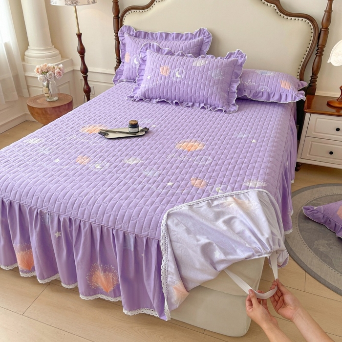 91家纺网 家纺一手货源 找家纺 缦彩 2025新款全棉加厚夹棉磨毛纯棉床裙套件公主风印花防滑床罩四件套-夹棉款 花信光夕紫