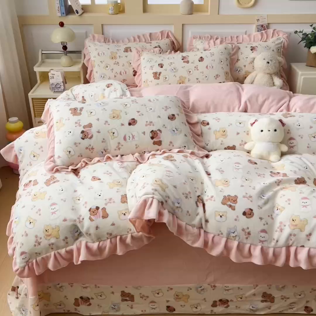 91家纺网 家纺一手货源 找家纺 找底底家纺 2025新款韩版加厚8斤牛奶绒花边四件套（日发50套优惠10元一套） 萌宠粉甜窝