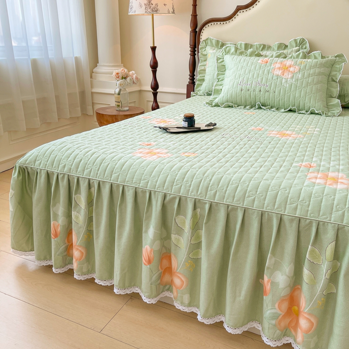 91家纺网 家纺一手货源 找家纺 缦彩 2025新款全棉加厚夹棉磨毛纯棉床裙套件公主风印花防滑床罩四件套-夹棉款 槿花怒放绿