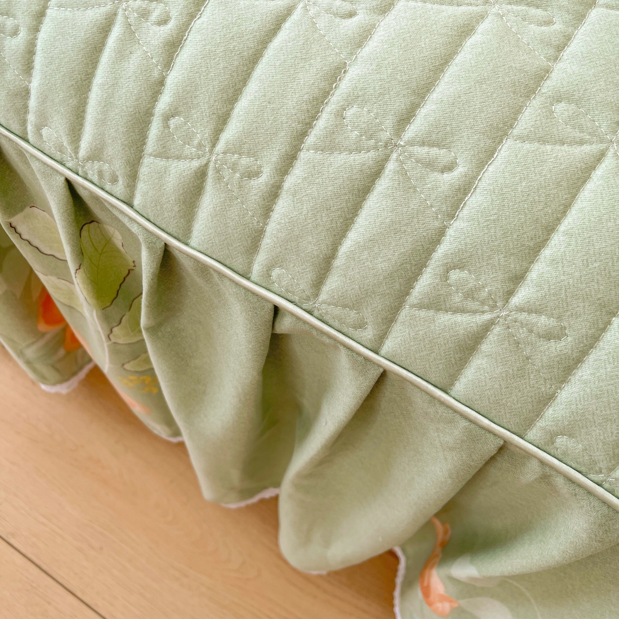 91家纺网 家纺一手货源 找家纺 缦彩 2025新款全棉加厚夹棉磨毛纯棉床裙套件公主风印花防滑床罩四件套-夹棉款 槿花怒放绿