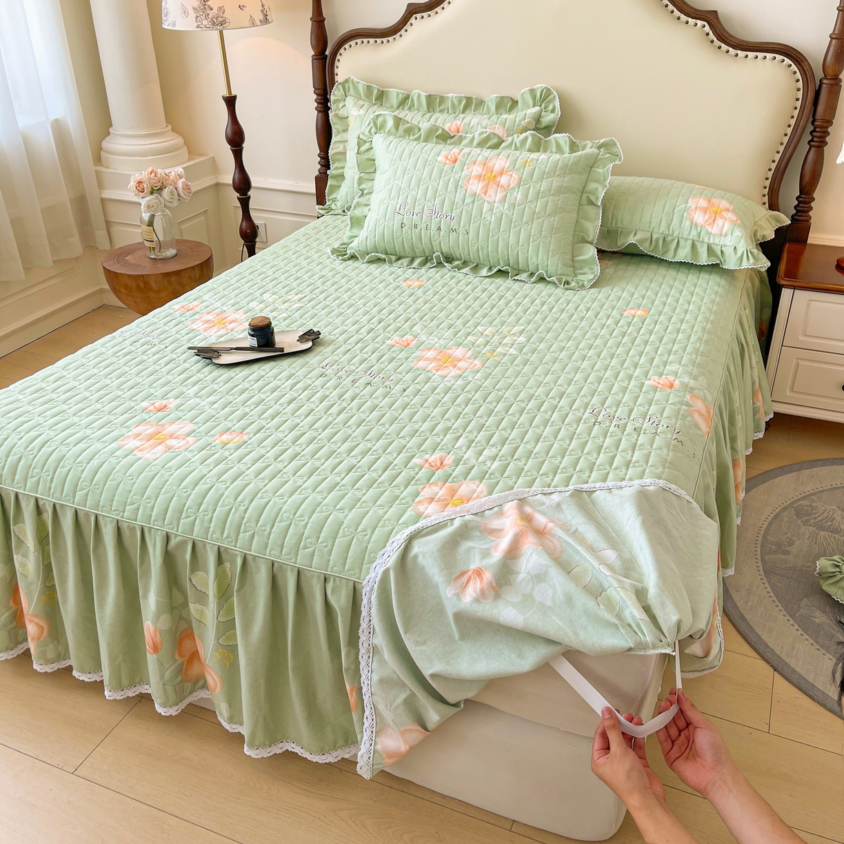 91家纺网 家纺一手货源 找家纺 缦彩 2025新款全棉加厚夹棉磨毛纯棉床裙套件公主风印花防滑床罩四件套-夹棉款 槿花怒放绿