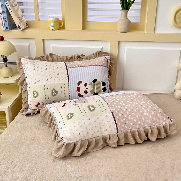 91家纺网 家纺一手货源 找家纺 找底底家纺 2025新款韩版加厚8斤牛奶绒花边四件套（日发50套优惠10元一套） 拼块小熊猫