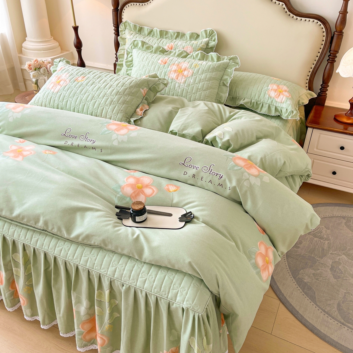 91家纺网 家纺一手货源 找家纺 缦彩 2025新款全棉加厚夹棉磨毛纯棉床裙套件公主风印花防滑床罩四件套-夹棉款 槿花怒放绿
