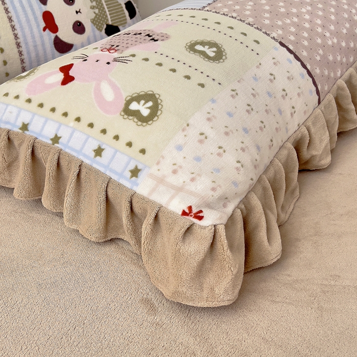 91家纺网 家纺一手货源 找家纺 找底底家纺 2025新款韩版加厚8斤牛奶绒花边四件套（日发50套优惠10元一套） 拼块小熊猫