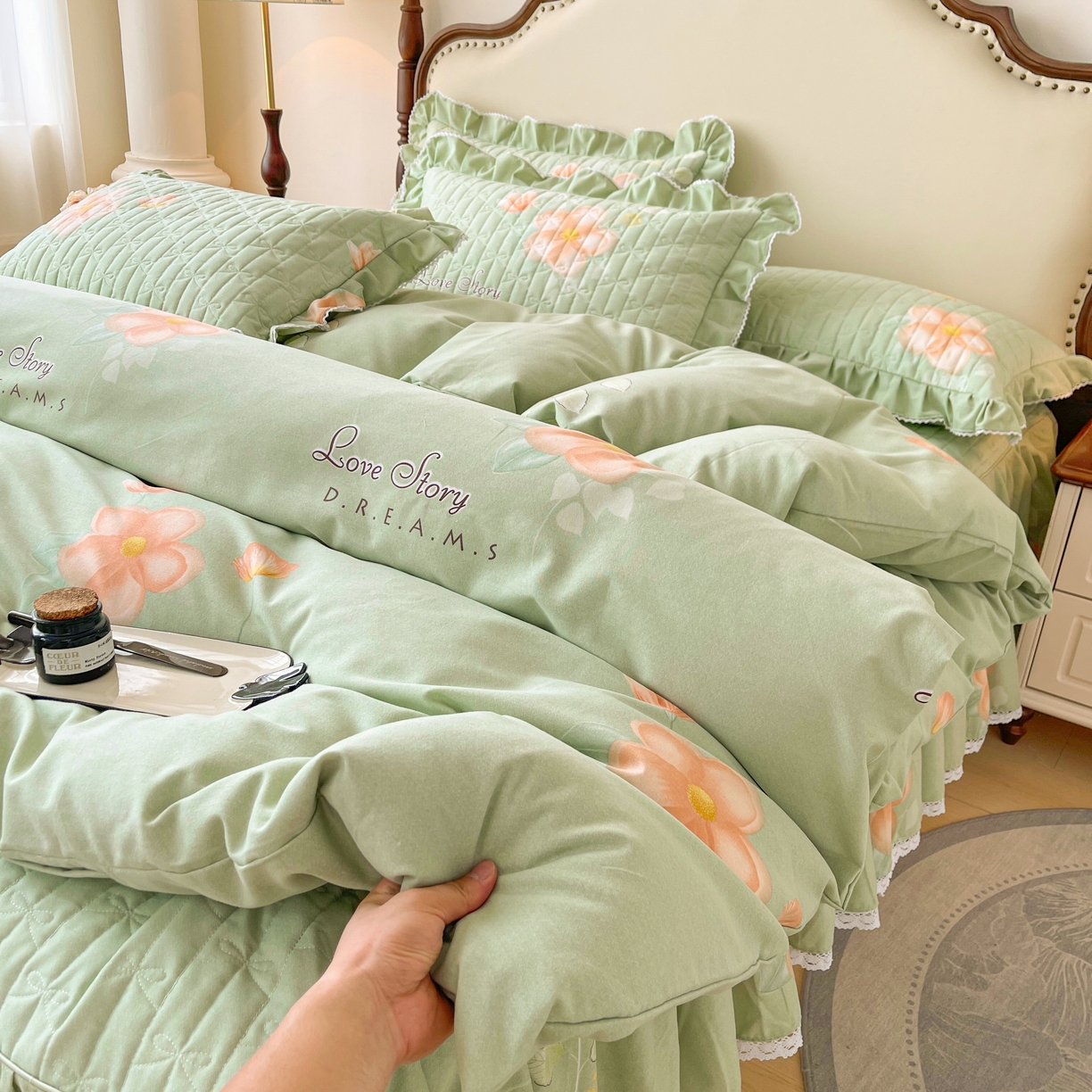 91家纺网 家纺一手货源 找家纺 缦彩 2025新款全棉加厚夹棉磨毛纯棉床裙套件公主风印花防滑床罩四件套-夹棉款 槿花怒放绿