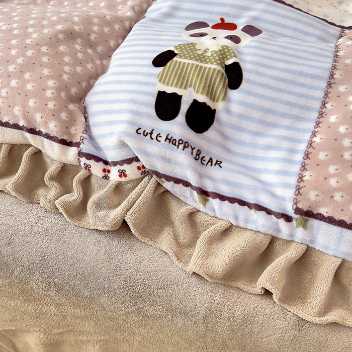 91家纺网 家纺一手货源 找家纺 找底底家纺 2025新款韩版加厚8斤牛奶绒花边四件套（日发50套优惠10元一套） 拼块小熊猫