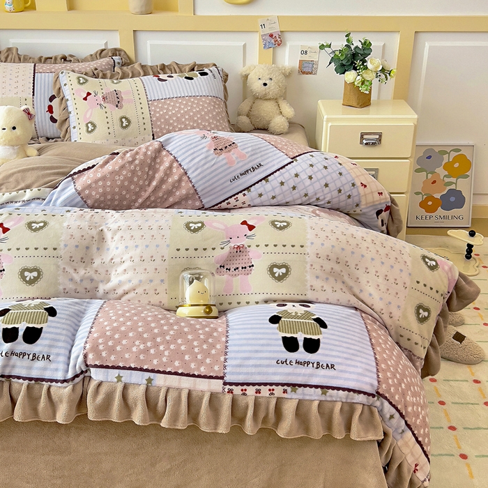 91家纺网 家纺一手货源 找家纺 找底底家纺 2025新款韩版加厚8斤牛奶绒花边四件套（日发50套优惠10元一套） 拼块小熊猫