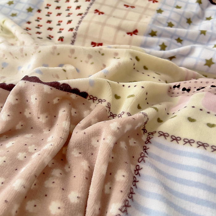 91家纺网 家纺一手货源 找家纺 找底底家纺 2025新款韩版加厚8斤牛奶绒花边四件套（日发50套优惠10元一套） 拼块小熊猫