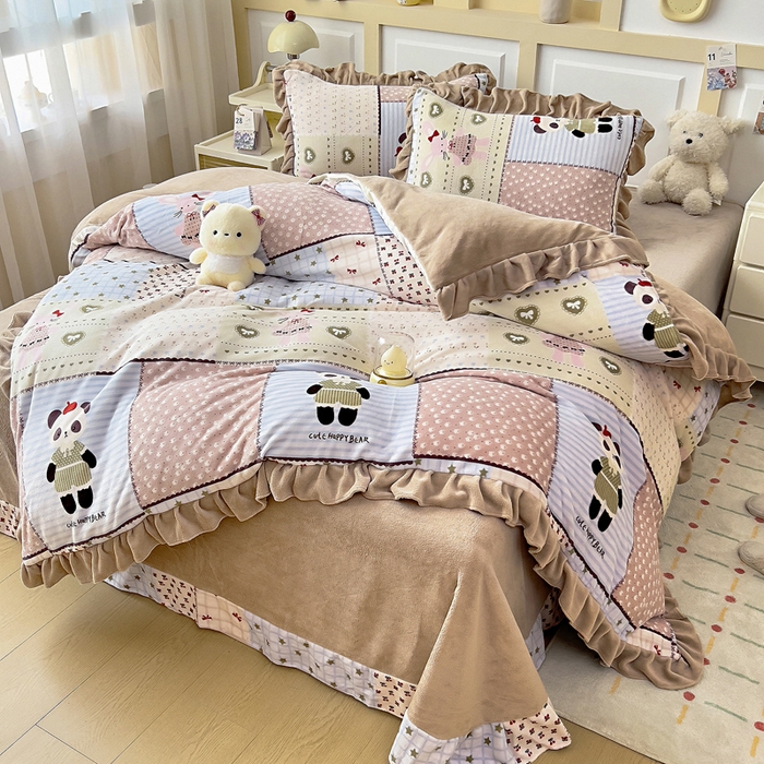 91家纺网 家纺一手货源 找家纺 找底底家纺 2025新款韩版加厚8斤牛奶绒花边四件套（日发50套优惠10元一套） 拼块小熊猫