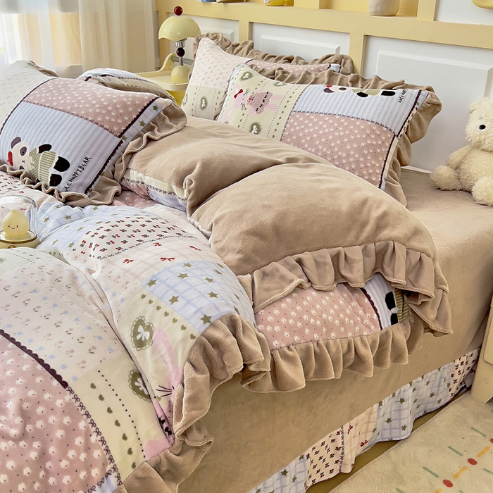 91家纺网 家纺一手货源 找家纺 找底底家纺 2025新款韩版加厚8斤牛奶绒花边四件套（日发50套优惠10元一套） 拼块小熊猫