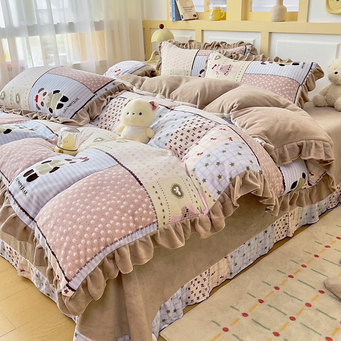 91家纺网 家纺一手货源 找家纺 找底底家纺 2025新款韩版加厚8斤牛奶绒花边四件套（日发50套优惠10元一套） 拼块小熊猫