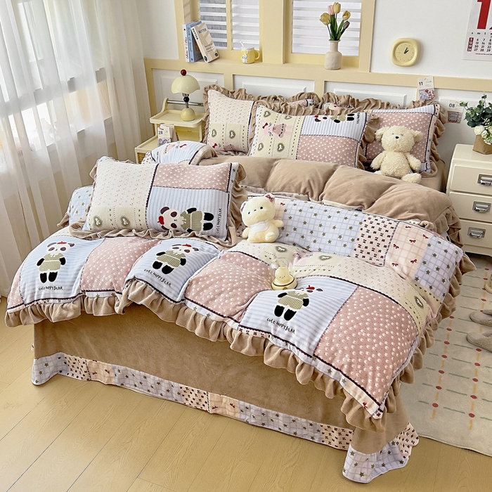 91家纺网 家纺一手货源 找家纺 找底底家纺 2025新款韩版加厚8斤牛奶绒花边四件套（日发50套优惠10元一套） 拼块小熊猫