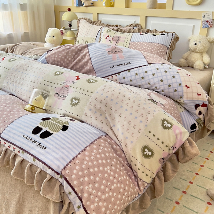 91家纺网 家纺一手货源 找家纺 找底底家纺 2025新款韩版加厚8斤牛奶绒花边四件套（日发50套优惠10元一套） 拼块小熊猫