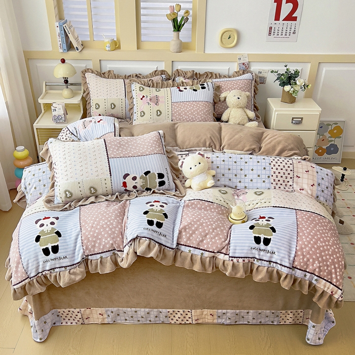 91家纺网 家纺一手货源 找家纺 找底底家纺 2025新款韩版加厚8斤牛奶绒花边四件套（日发50套优惠10元一套） 拼块小熊猫