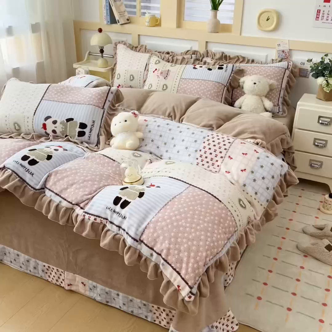 91家纺网 家纺一手货源 找家纺 找底底家纺 2025新款韩版加厚8斤牛奶绒花边四件套（日发50套优惠10元一套） 拼块小熊猫