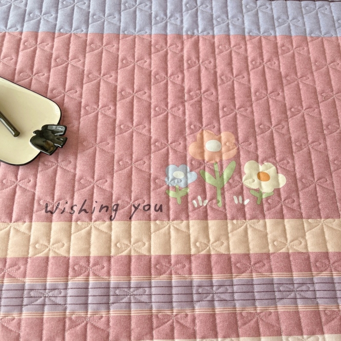 91家纺网 家纺一手货源 找家纺 缦彩 2025新款全棉加厚夹棉磨毛纯棉床裙套件公主风印花防滑床罩四件套-夹棉款 浅忆雏菊粉