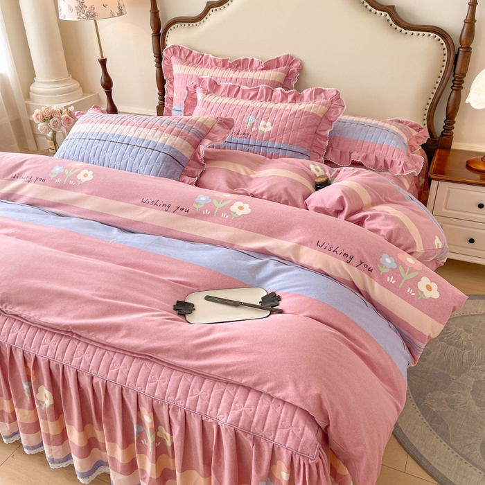 91家纺网 家纺一手货源 找家纺 缦彩 2025新款全棉加厚夹棉磨毛纯棉床裙套件公主风印花防滑床罩四件套-夹棉款 浅忆雏菊粉