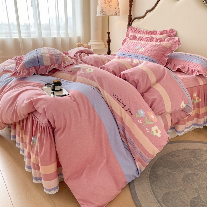 91家纺网 家纺一手货源 找家纺 缦彩 2025新款全棉加厚夹棉磨毛纯棉床裙套件公主风印花防滑床罩四件套-夹棉款 浅忆雏菊粉