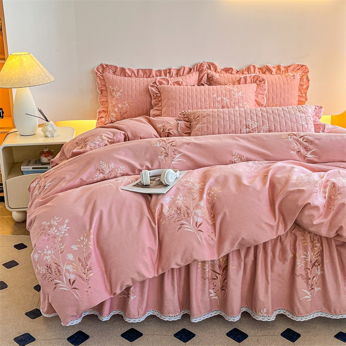 91家纺网 家纺一手货源 找家纺 缦彩 2025新款全棉加厚夹棉磨毛纯棉床裙套件公主风印花防滑床罩四件套-夹棉款 抒情花季-粉