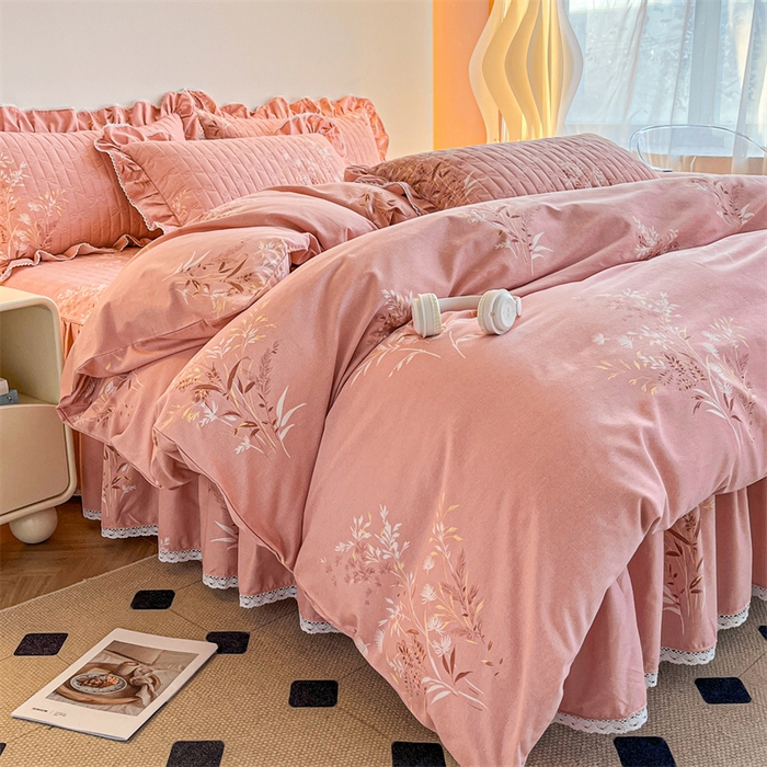 91家纺网 家纺一手货源 找家纺 缦彩 2025新款全棉加厚夹棉磨毛纯棉床裙套件公主风印花防滑床罩四件套-夹棉款 抒情花季-粉