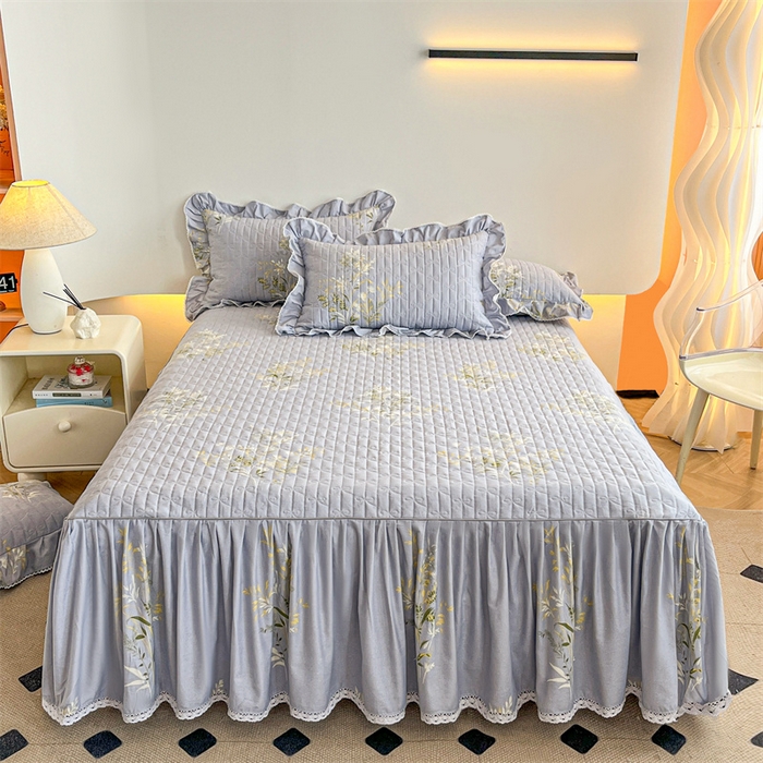 91家纺网 家纺一手货源 找家纺 缦彩 2025新款全棉加厚夹棉磨毛纯棉床裙套件公主风印花防滑床罩四件套-夹棉款 抒情花季-灰