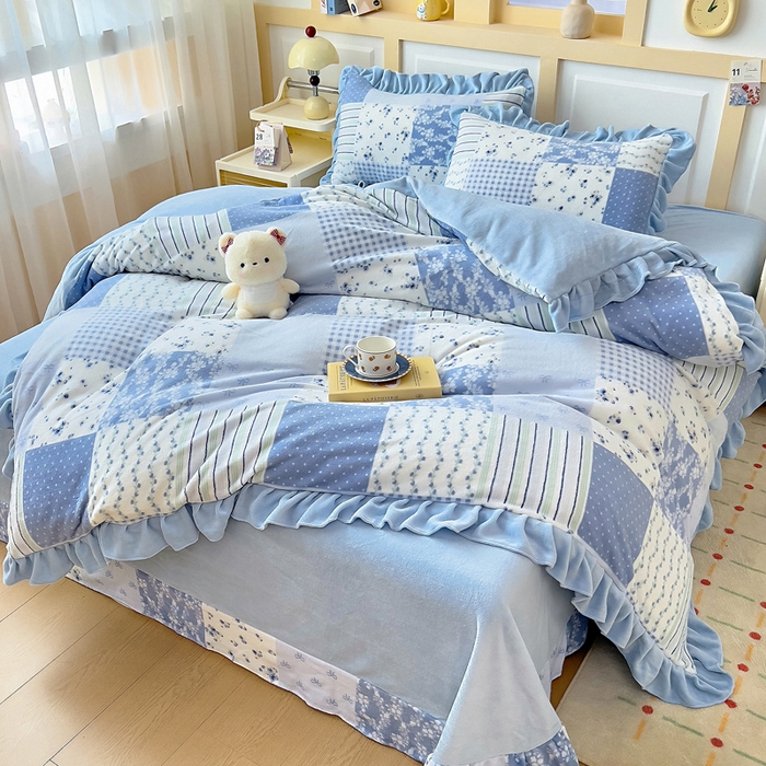 91家纺网 家纺一手货源 找家纺 找底底家纺 2025新款韩版加厚8斤牛奶绒花边四件套（日发50套优惠10元一套） 田园蓝调