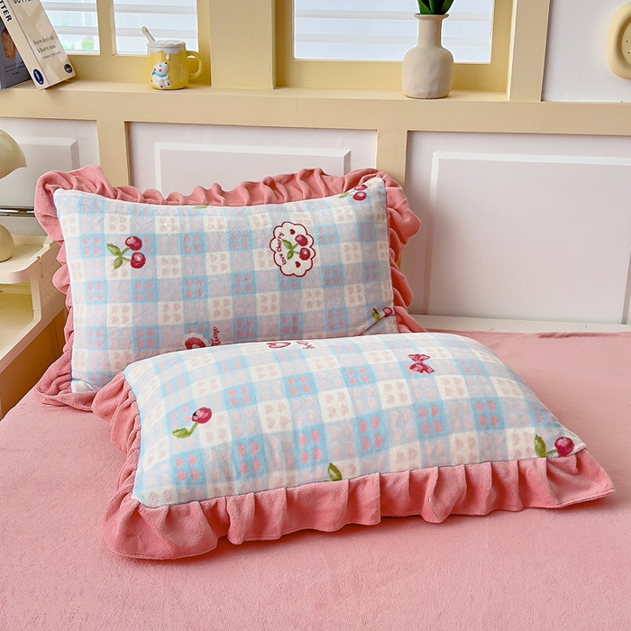 91家纺网 家纺一手货源 找家纺 找底底家纺 2025新款韩版加厚8斤牛奶绒花边四件套（日发50套优惠10元一套） 小樱格子