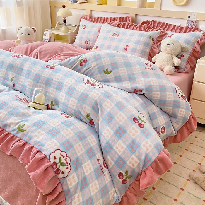 91家纺网 家纺一手货源 找家纺 找底底家纺 2025新款韩版加厚8斤牛奶绒花边四件套（日发50套优惠10元一套） 小樱格子