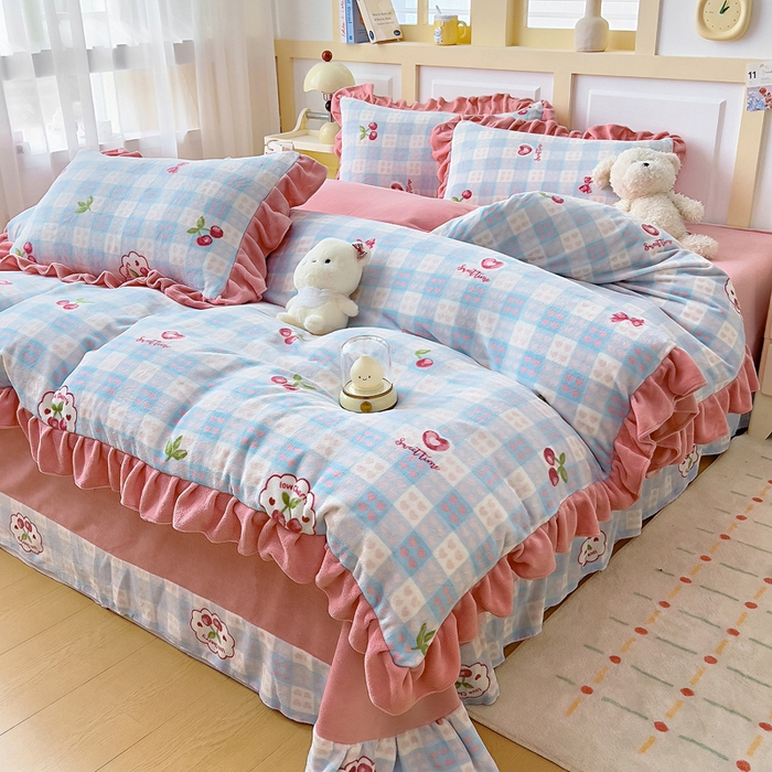 91家纺网 家纺一手货源 找家纺 找底底家纺 2025新款韩版加厚8斤牛奶绒花边四件套（日发50套优惠10元一套） 小樱格子