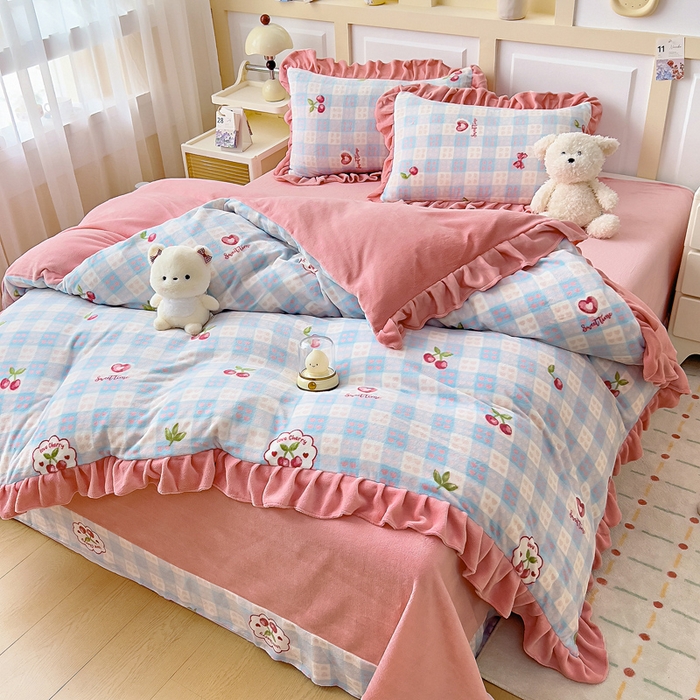 91家纺网 家纺一手货源 找家纺 找底底家纺 2025新款韩版加厚8斤牛奶绒花边四件套（日发50套优惠10元一套） 小樱格子