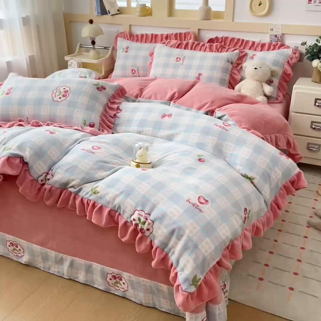 91家纺网 家纺一手货源 找家纺 找底底家纺 2025新款韩版加厚8斤牛奶绒花边四件套（日发50套优惠10元一套） 小樱格子