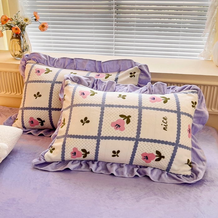 91家纺网 家纺一手货源 找家纺 找底底家纺 2025新款韩版加厚8斤牛奶绒花边四件套（日发50套优惠10元一套） 花田间