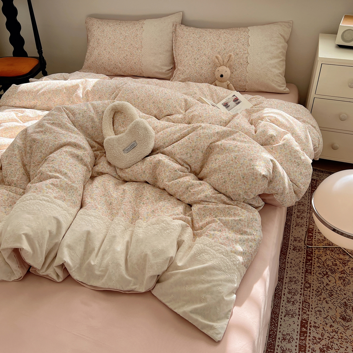 91家纺网 家纺一手货源 找家纺 XIWEN-希文家纺 2025新款全棉淑女花边数码印花磨毛四件套 妃子笑-粉