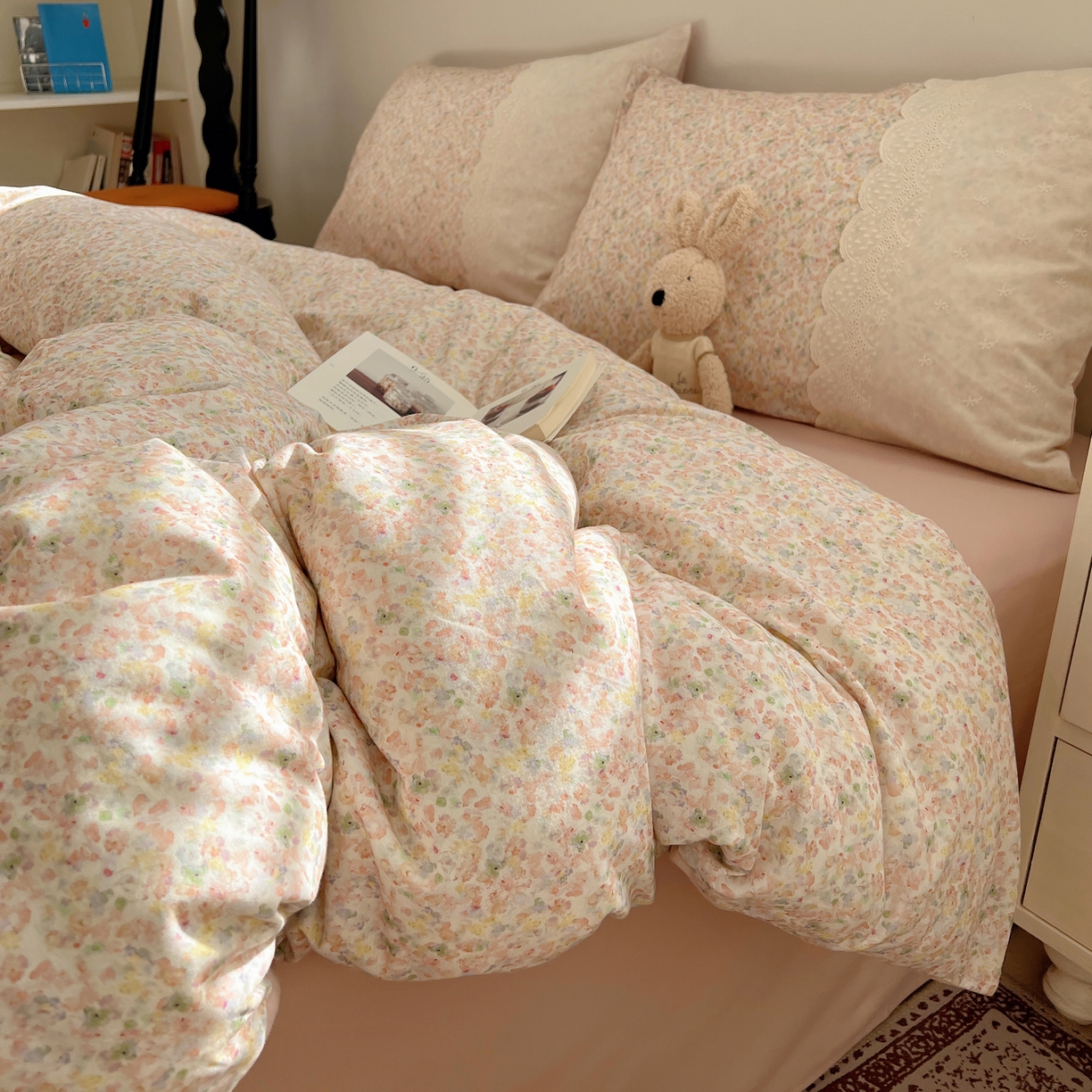 91家纺网 家纺一手货源 找家纺 XIWEN-希文家纺 2025新款全棉淑女花边数码印花磨毛四件套 妃子笑-粉