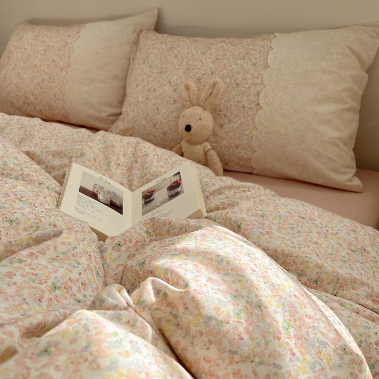 91家纺网 家纺一手货源 找家纺 XIWEN-希文家纺 2025新款全棉淑女花边数码印花磨毛四件套 妃子笑-粉