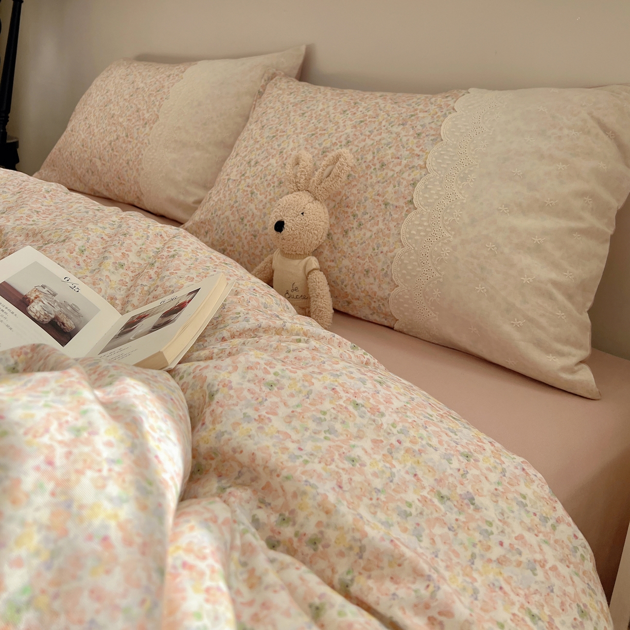 91家纺网 家纺一手货源 找家纺 XIWEN-希文家纺 2025新款全棉淑女花边数码印花磨毛四件套 妃子笑-粉