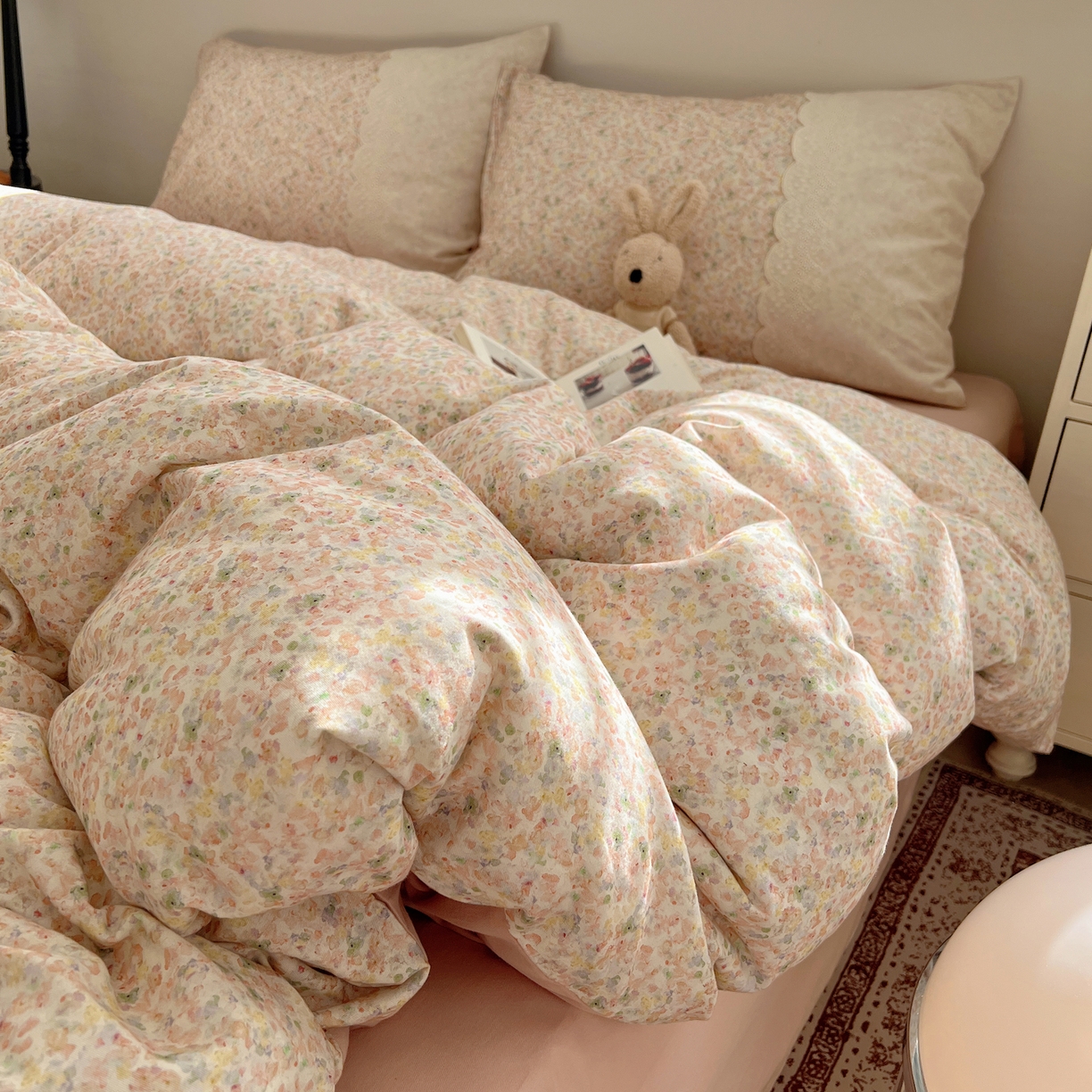 91家纺网 家纺一手货源 找家纺 XIWEN-希文家纺 2025新款全棉淑女花边数码印花磨毛四件套 妃子笑-粉