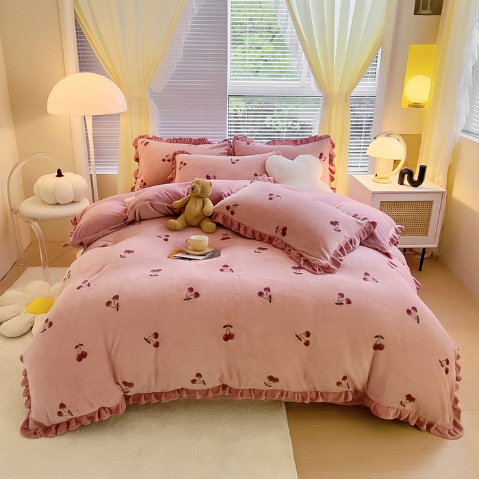 91家纺网 家纺一手货源 找家纺 找底底家纺 2025新款韩版加厚8斤牛奶绒花边四件套（日发50套优惠10元一套） 倾心-小樱桃