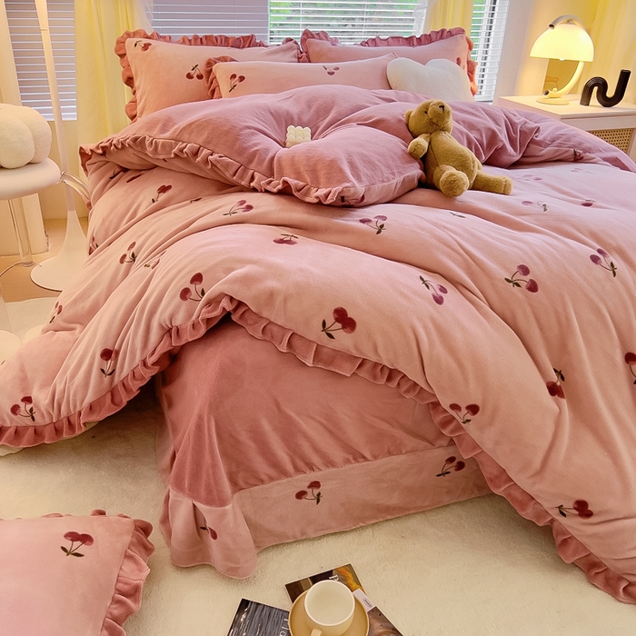 91家纺网 家纺一手货源 找家纺 找底底家纺 2025新款韩版加厚8斤牛奶绒花边四件套（日发50套优惠10元一套） 倾心-小樱桃