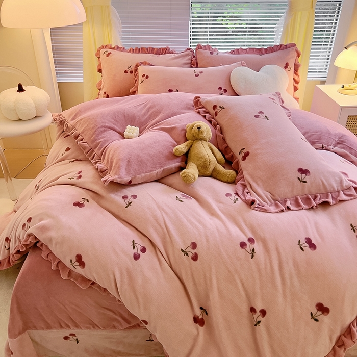 91家纺网 家纺一手货源 找家纺 找底底家纺 2025新款韩版加厚8斤牛奶绒花边四件套（日发50套优惠10元一套） 倾心-小樱桃