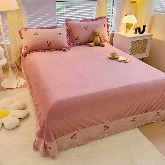 91家纺网 家纺一手货源 找家纺 找底底家纺 2025新款韩版加厚8斤牛奶绒花边四件套（日发50套优惠10元一套） 倾心-小樱桃