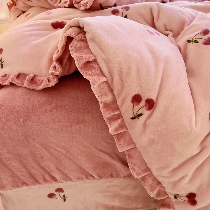 91家纺网 家纺一手货源 找家纺 找底底家纺 2025新款韩版加厚8斤牛奶绒花边四件套（日发50套优惠10元一套） 倾心-小樱桃