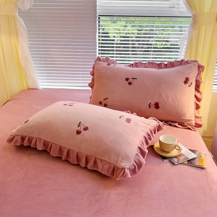 91家纺网 家纺一手货源 找家纺 找底底家纺 2025新款韩版加厚8斤牛奶绒花边四件套（日发50套优惠10元一套） 倾心-小樱桃