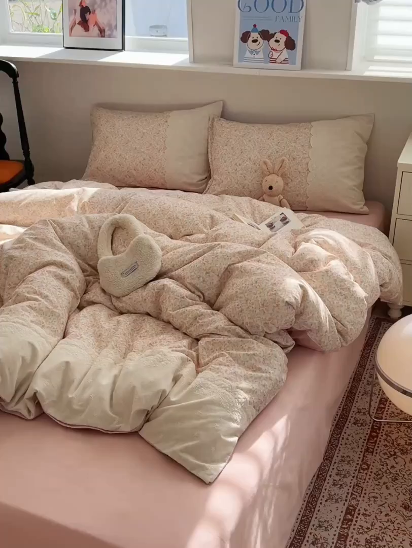 91家纺网 家纺一手货源 找家纺 XIWEN-希文家纺 2025新款全棉淑女花边数码印花磨毛四件套 妃子笑-粉