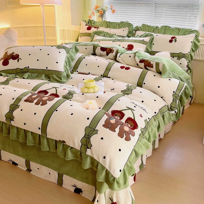 91家纺网 家纺一手货源 找家纺 找底底家纺 2025新款韩版加厚8斤牛奶绒花边四件套（日发50套优惠10元一套） 苹果熊