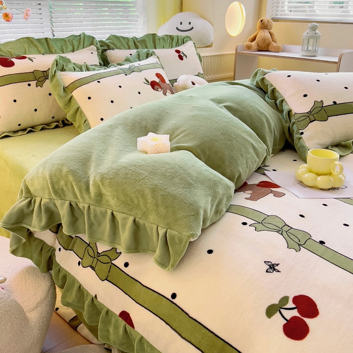 91家纺网 家纺一手货源 找家纺 找底底家纺 2025新款韩版加厚8斤牛奶绒花边四件套（日发50套优惠10元一套） 苹果熊